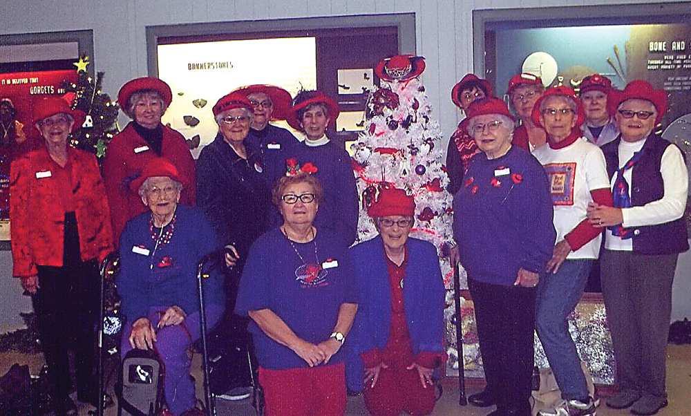 Red Hat groups jointly decorate Christmas tree at Besser Museum News